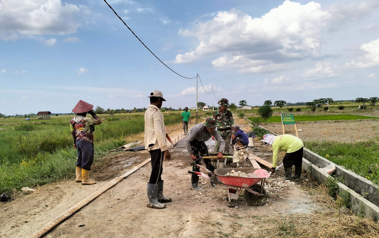 Dukung Ketahanan Pangan, Satgas TMMD 125 Kodim 0321/Rohil Lanjutkan Semenisasi Jalan SK7